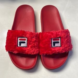 NWOT Fila fuzzy slides Sz. 6